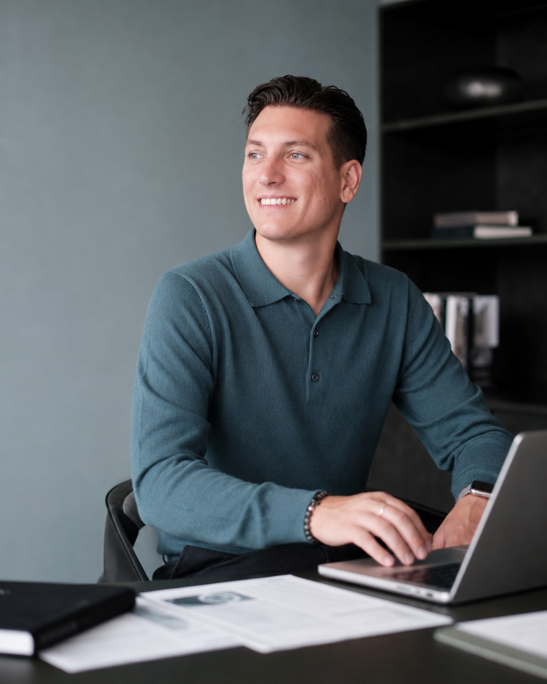 Reuel Lento al lavoro al computer